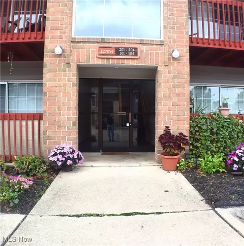 27097 Oakwood Cir, Olmsted Falls, OH 44138