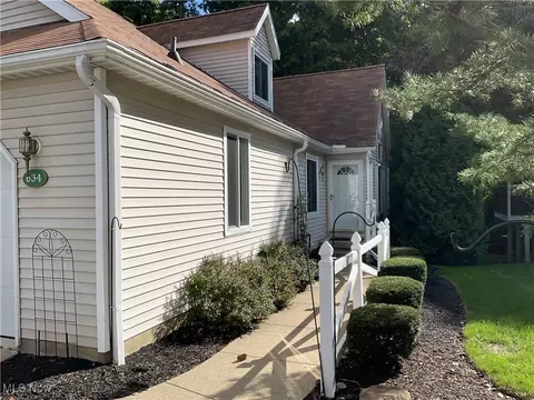 634 Hunters Trl, Akron, OH 44313