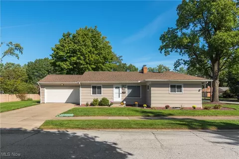 2388 Rocky River Oval, Rocky River, OH 44116