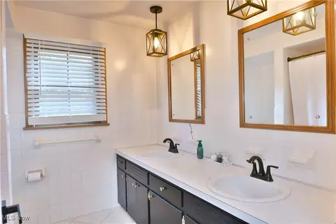 Bath - 8103 Deerpath Dr, Boardman, OH 44512 photo 4 of 6