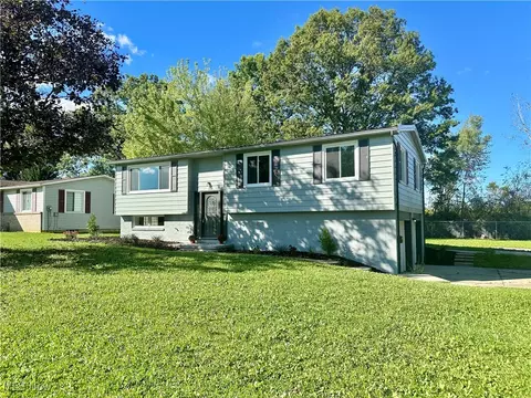 700 Santa Monica Dr, Youngstown, OH 44505