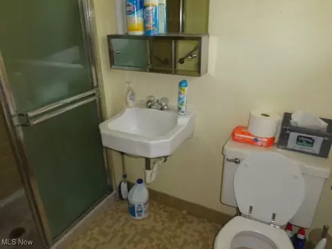 Bath - 6675 Edgemoor Ave, Solon, OH 44139 photo 2 of 3