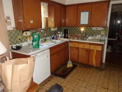 Kitchen - 6675 Edgemoor Ave, Solon, OH 44139 photo 2 of 3