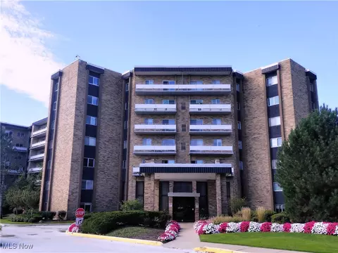 2202 Acacia Park Dr #2404, Lyndhurst, OH 44124