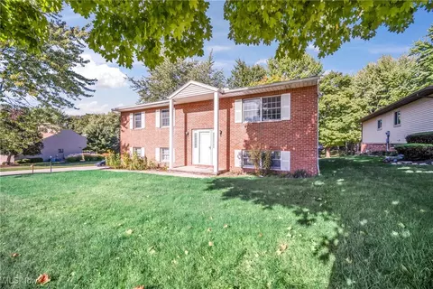 9817 Huntington Park Dr, Strongsville, OH 44136