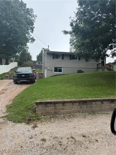 4910 Crestview Cir, Parkersburg, WV 26104