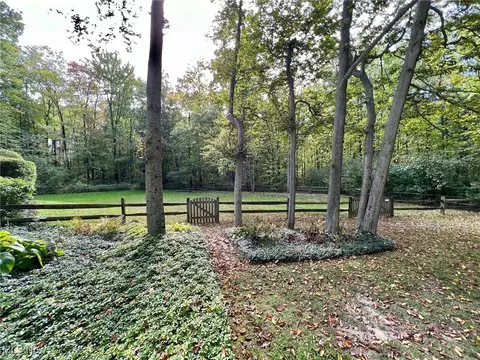10375 Pinegate Dr, Chardon, OH 44024 photo 4