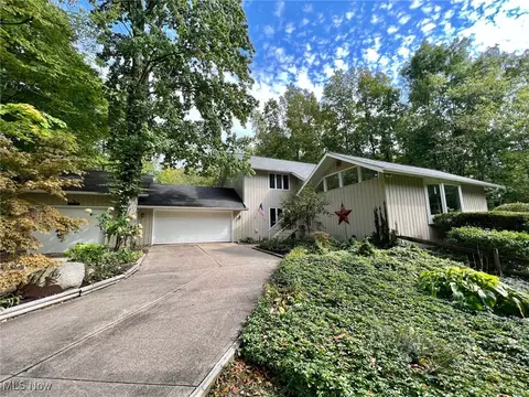 10375 Pinegate Dr, Chardon, OH 44024 photo 2