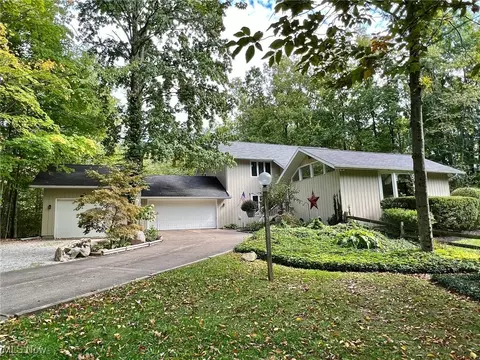 10375 Pinegate Dr, Chardon, OH 44024