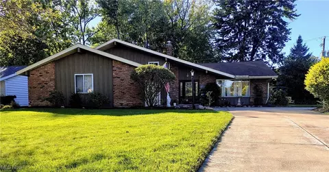 3888 Winton Park Dr, North Olmsted, OH 44070