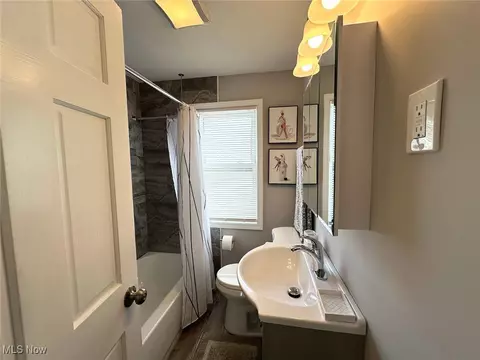 Bath - 15412 Benhoff Dr, Maple Heights, OH 44137 photo 1 of 1
