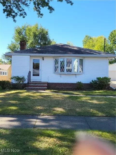 2002 12th St SW, Akron, OH 44314