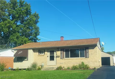 1243 Woodhurst Dr, Austintown, OH 44515