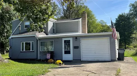 915 Beechwood Dr, Girard, OH 44420