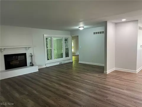 Living - 6429 Amherst Cir, Ashtabula, OH 44004 photo 2 of 7