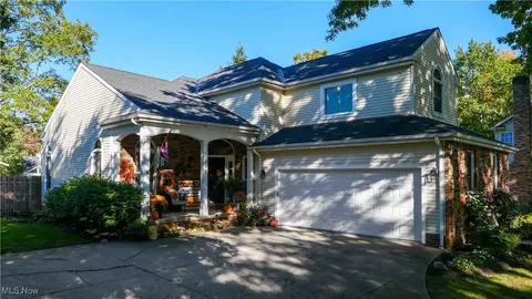345 E Pioneer Trl, Aurora, OH 44202