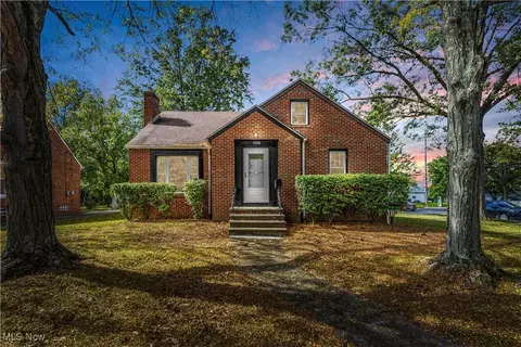 1568 Winchester Rd, Lyndhurst, OH 44124