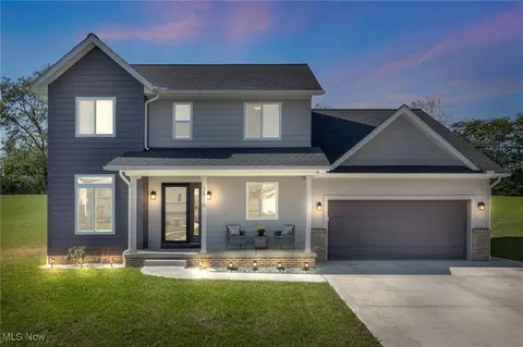 2810 Huron Dr, Uniontown, OH 44685