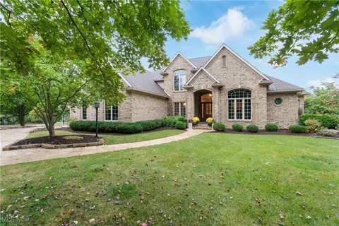 4813 Nobles Pond Dr NW, Canton, OH 44718