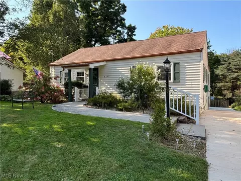 8249 Center St, Garrettsville, OH 44231