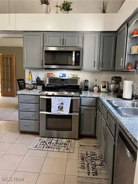 Kitchen - 509 Appleseed Dr, Lorain, OH 44053 photo 2 of 3