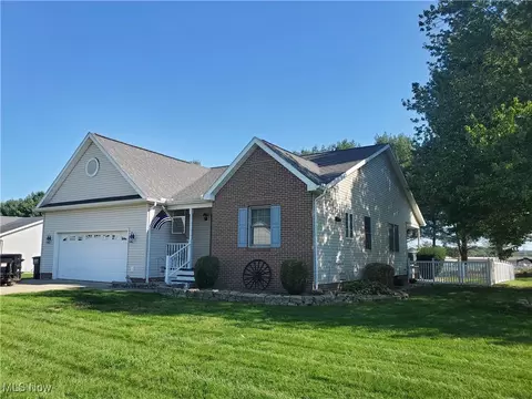 726 Willow Dale St NW, Bolivar, OH 44612