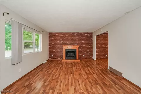Living - 949 Independence Ave, Akron, OH 44310 photo 1 of 3