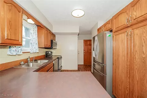Kitchen - 949 Independence Ave, Akron, OH 44310 photo 2 of 2