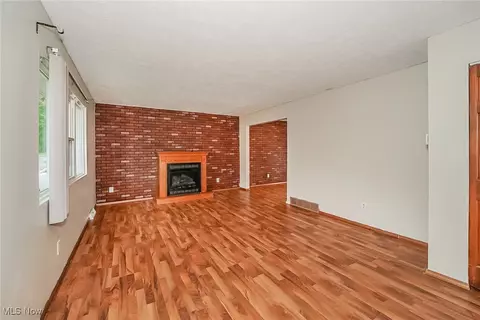 Living - 949 Independence Ave, Akron, OH 44310 photo 2 of 3
