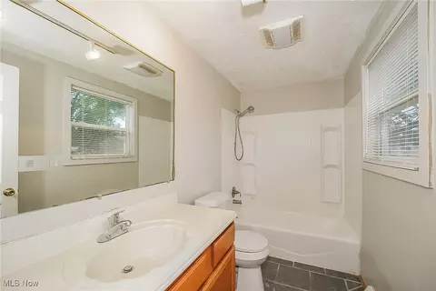 Bath - 949 Independence Ave, Akron, OH 44310 photo 1 of 3