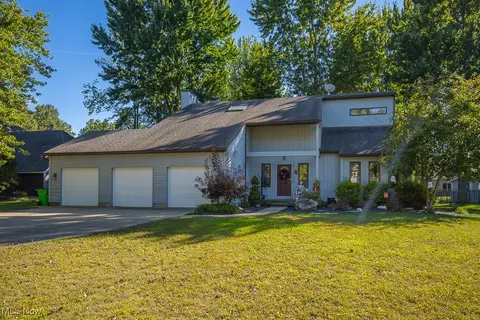 32103 Willow Cir, Avon Lake, OH 44012