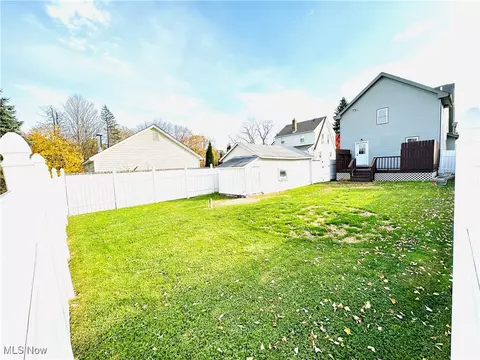 11 E Parkcliff Ave, Struthers, OH 44471 photo 2