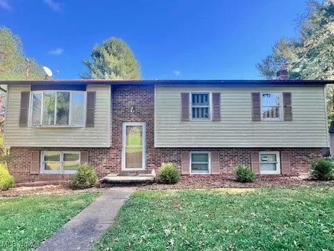275 Captain Parker Trl, Parkersburg, WV 26104