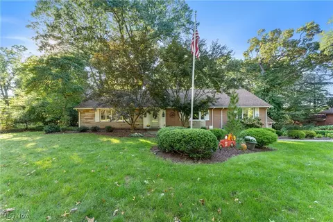 715 Deerfield Dr SW, North Canton, OH 44720