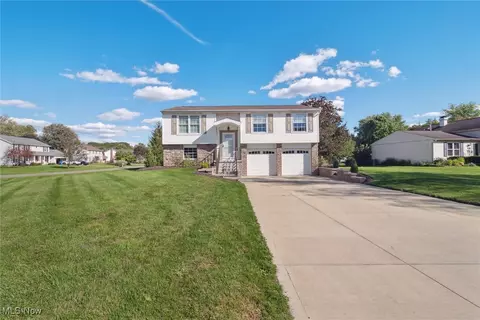 4497 Honeysuckle Dr, North Canton, OH 44720