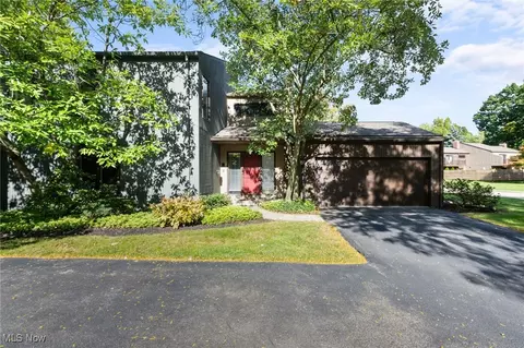 17 Oakshore Dr, Bratenahl, OH 44108