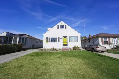3002 Center Dr, Parma, OH 44134