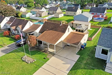 144 Helena Dr, Struthers, OH 44471 photo 2