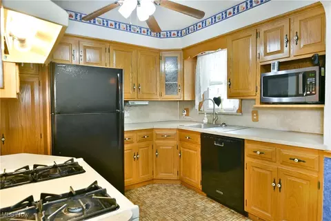 144 Helena Dr, Struthers, OH 44471 photo 17