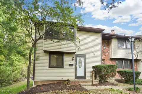 916 Hampton Ridge Dr, Akron, OH 44313