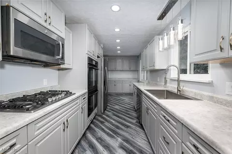 Kitchen - 1128 Millhaven Dr, Copley, OH 44321 photo 1 of 2