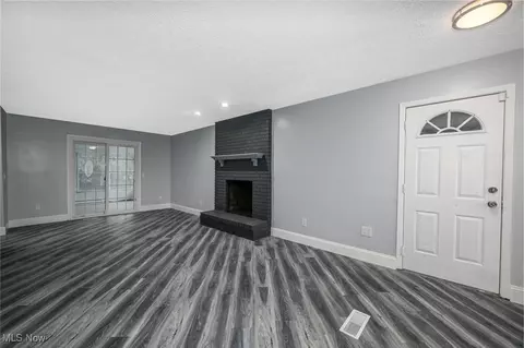 Living - 1128 Millhaven Dr, Copley, OH 44321 photo 4 of 5