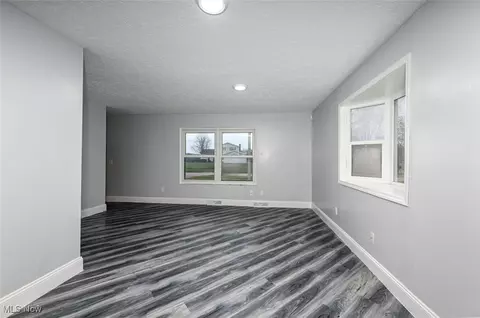 Living - 1128 Millhaven Dr, Copley, OH 44321 photo 2 of 5