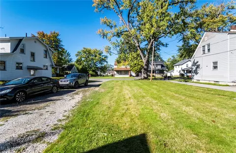 Exterior - 577 Belvedere Ave SE, Warren, OH 44483 photo 3 of 6