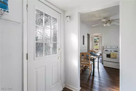 Entry Way - 577 Belvedere Ave SE, Warren, OH 44483 photo 2 of 3