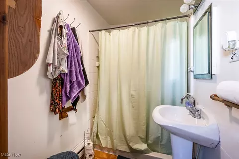 Bath - 577 Belvedere Ave SE, Warren, OH 44483 photo 1 of 1