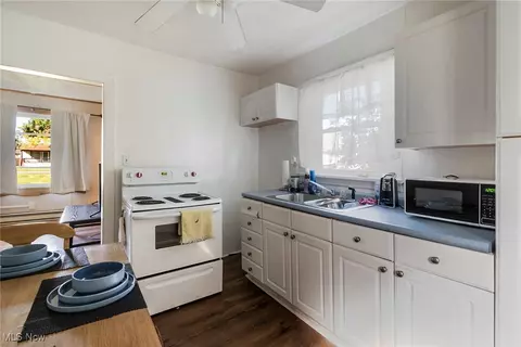 Kitchen - 577 Belvedere Ave SE, Warren, OH 44483 photo 2 of 2