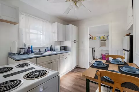 Kitchen - 577 Belvedere Ave SE, Warren, OH 44483 photo 1 of 2