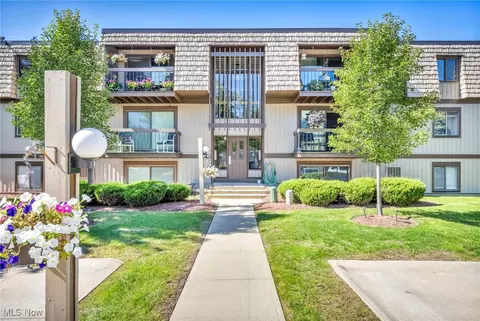 9540 Cove Dr #D-12, North Royalton, OH 44133