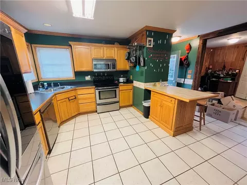 Kitchen - 2687 Griggs Rd, Jefferson, OH 44047 photo 2 of 3